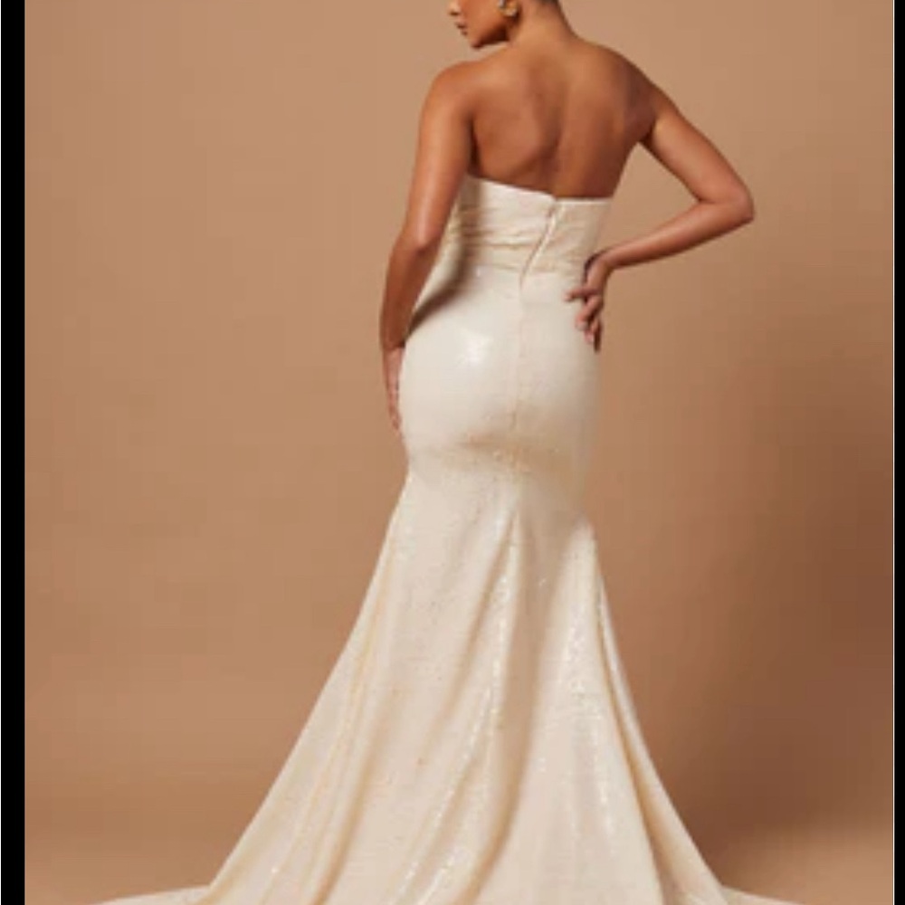 Never wore this gown white dress can be worn as a wedding dress
